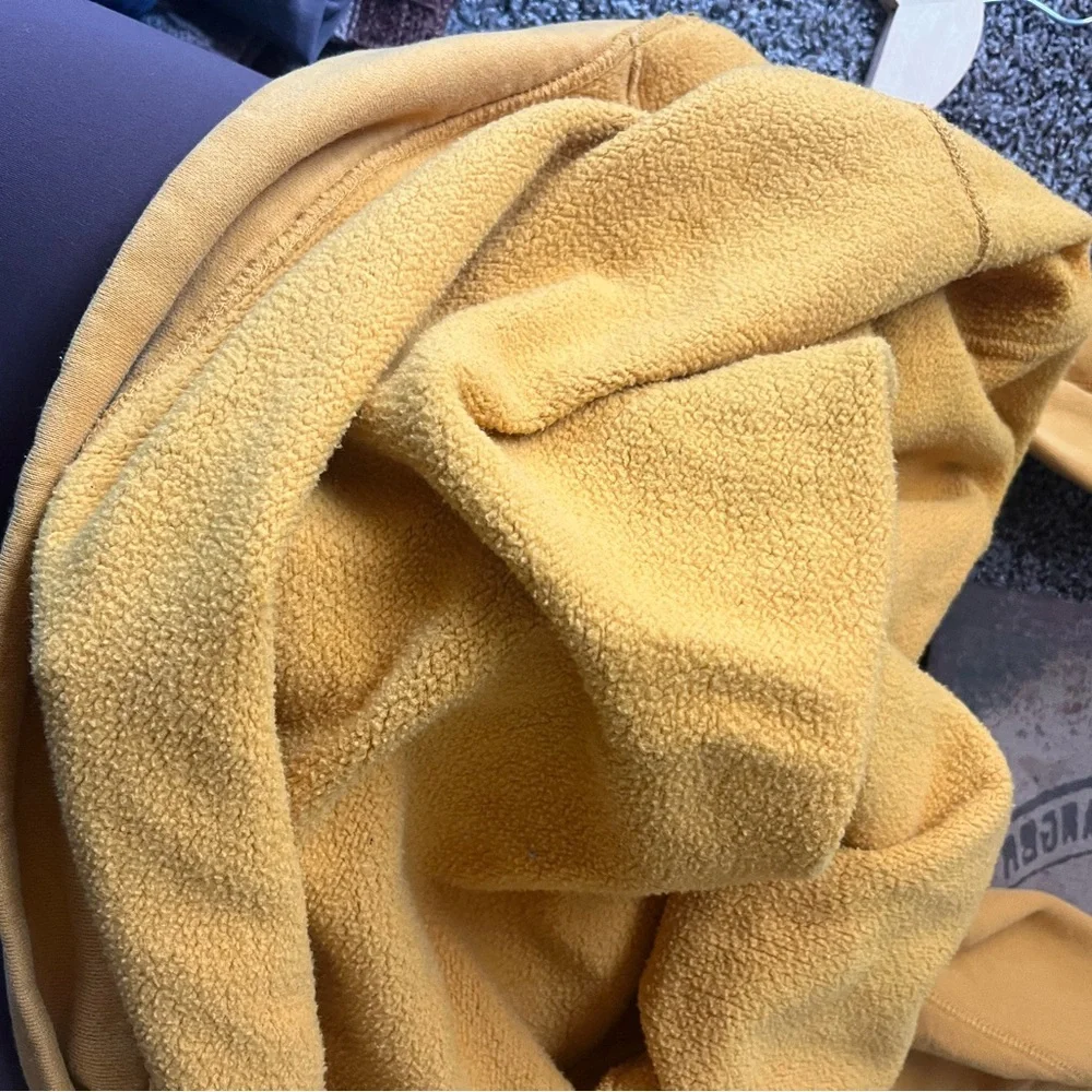 Reebok Mustard Crewneck - Picture 8 of 8